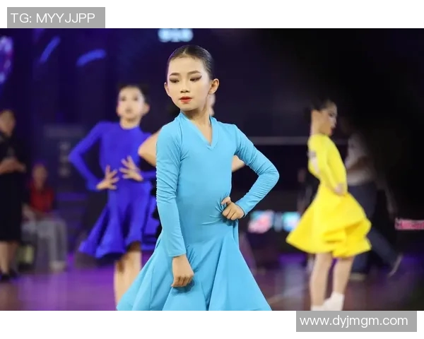 足球球星跨界挑战舞蹈魅力 展现拉丁舞热情与运动员韵律感